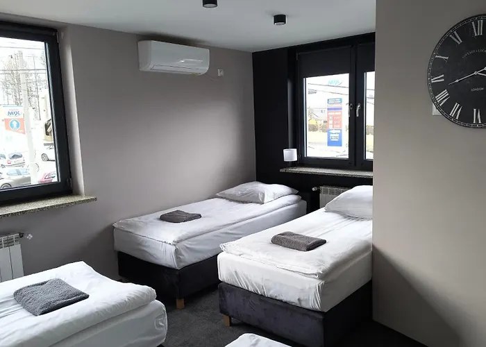 Dzika Kaczka Хостел